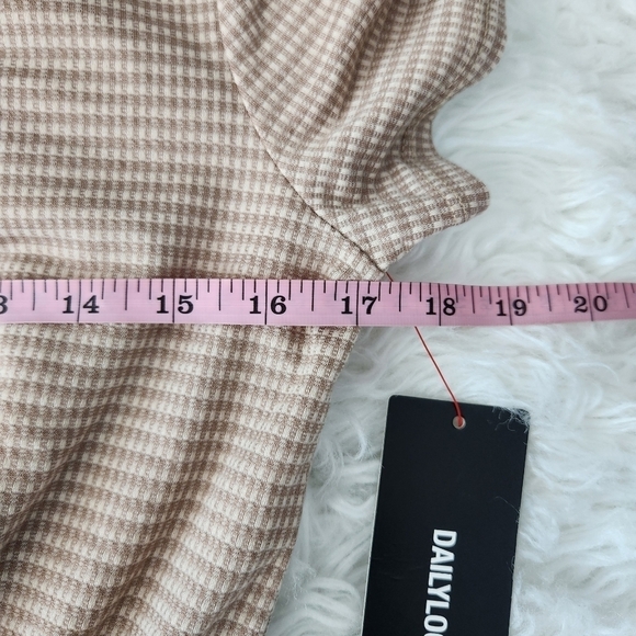 GILLI Taupe Short Sleeve Dress. Size small. New. - Picture 4 of 9